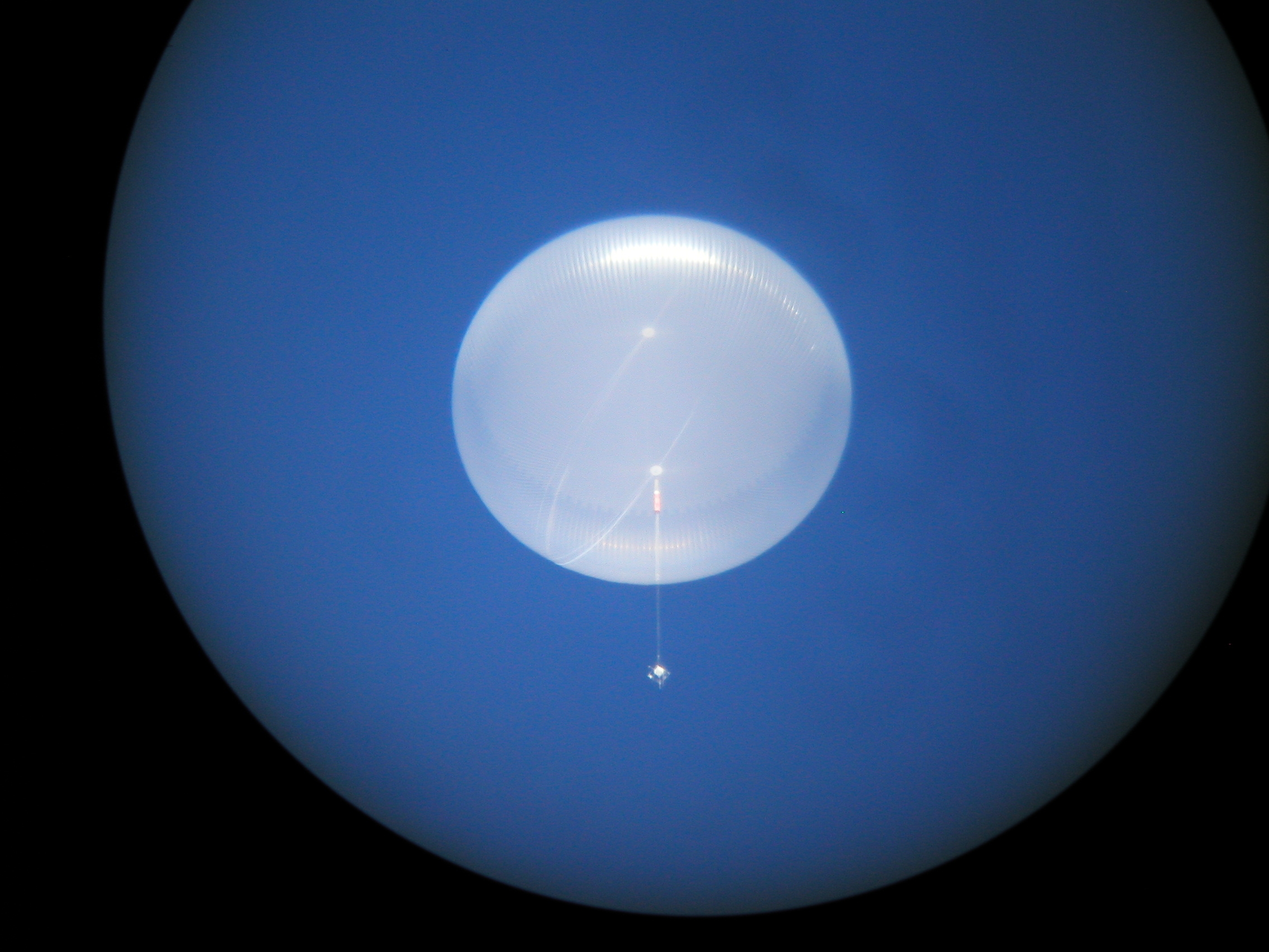 Le ballon pressurisé photographié du sol par un télescope. © Columbia Scientific Balloon Facility