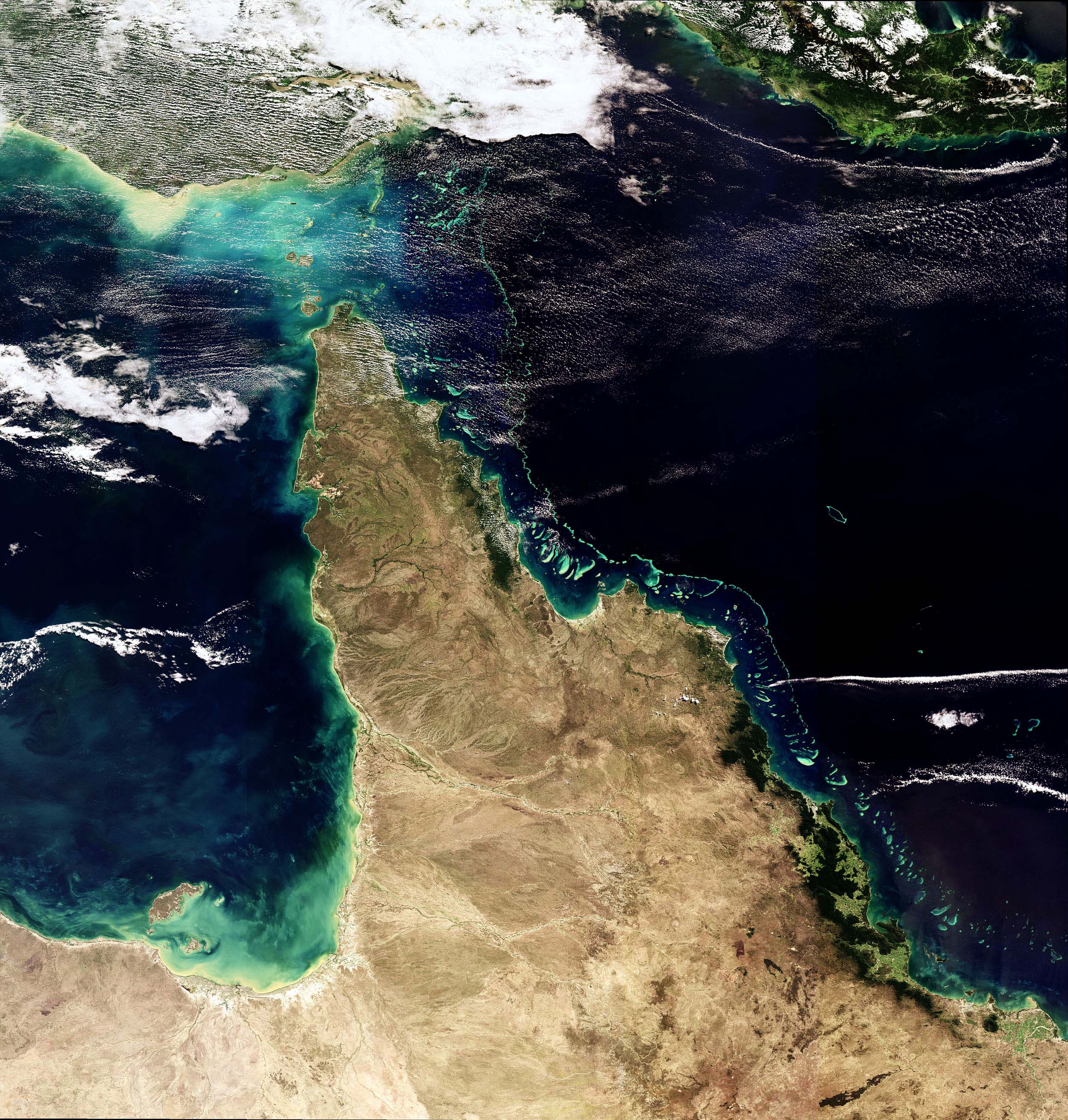 Cette image prise par Envisat a été acquise par l’instrument Meris le 18 mai 2008, en mode « pleine résolution » qui permet de faire apparaître des détails de 300 m au niveau du sol. Elle nous montre l’une des grandes merveilles naturelles de la Terre : les récifs de la Grande Barrière, dans la mer de Corail, le long de la côte Est du Queensland, en Australie.