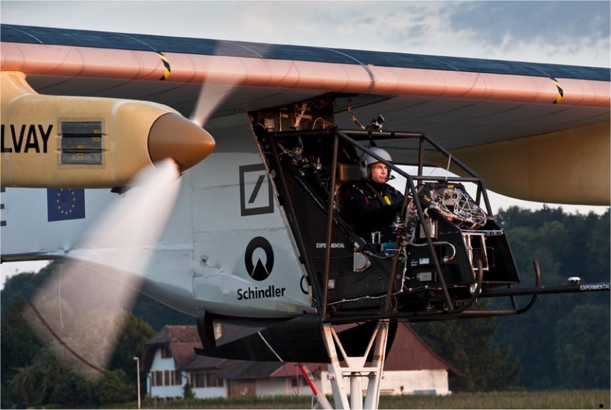 Bertrand Piccard lors de son premier vol dans l'avion solaire HB-SIA en juillet 2011. Le carénage du cockpit est absent. © Solar Impulse