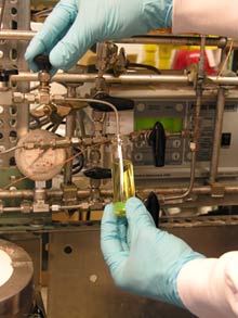 Dernière étape du nouveau procédé de conversion de la cellulose en biocarburant, des hydrocarbures liquides sont collectés après compression et catalyse du butène. © Jesse Bond / Université du Wisconsin-Madison

