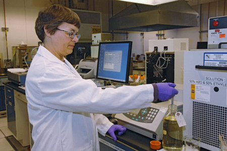 Julie Eberley mesure la résistance au froid d’un carburant dans les laboratoire du constructeur d’avions de Seattle. © Boeing