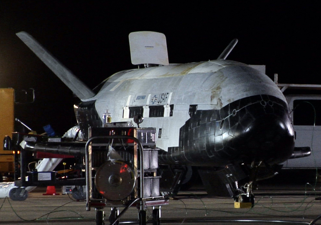 Le drone spatial X-37B a été lancé par une fusée Atlas V qui a décollé de Cap Canaveral en Floride à 18 h 03 TU le 11 décembre. On le voit ici en 2010 à son retour de la première mission de 220 jours. © US Air Force, Michael Stonecypher
