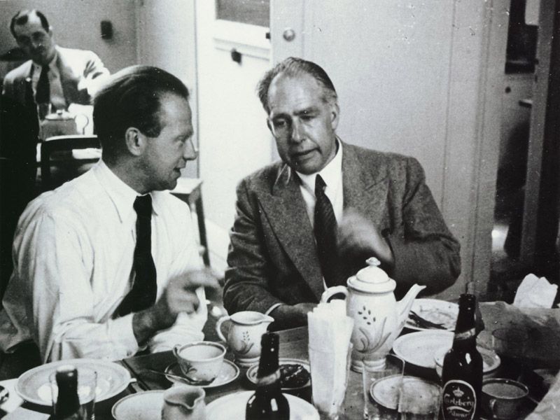 Deux des pères fondateurs de la théorie quantique et de son interprétation physique, Werner Heisenberg (à gauche) et Niels Bohr (à droite). Heisenberg a été à l'origine de la théorie quantique relativiste des champs avec Pauli. Leurs travaux ont posé les bases sur lesquelles Dirac et Fermi ont développé l'électrodynamique quantique. © AIP, Niels Bohr Library