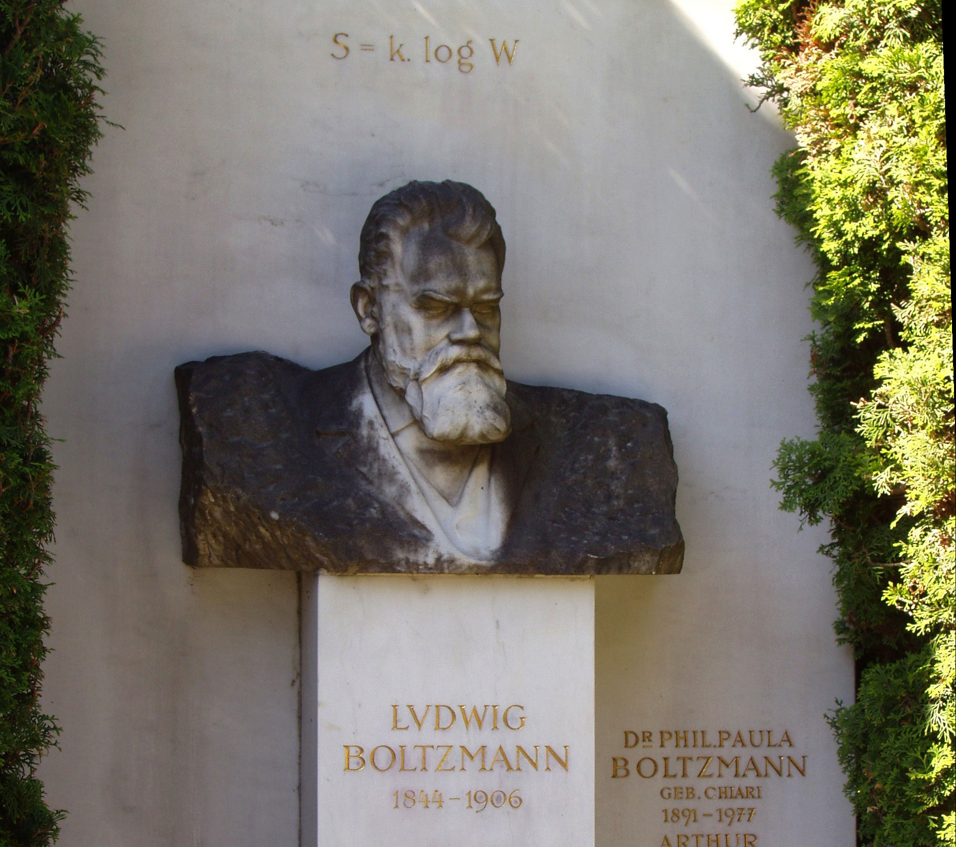 Sur la tombe de Ludwig Boltzmann figure, comme épitaphe, la formule qui a fait apparaître pour la première fois la constante qui porte son nom. © Daderot, Wikipédia, CC by-sa 3.0