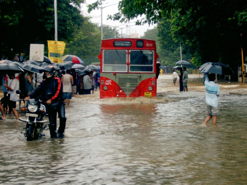 En 2005, l'Inde a connu une mousson particulièrement violente. Huit cents personnes ont trouvé la mort, un tiers de la ville s'est retrouvé inondé et des précipitations record de 942 mm ont été enregistrées.&nbsp;© Hitesh Ashar, Wikipedia, cc by 2.0