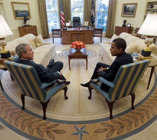 George W. Bush et Barack Obama dans le Bureau Ovale, en 2008. Source White House