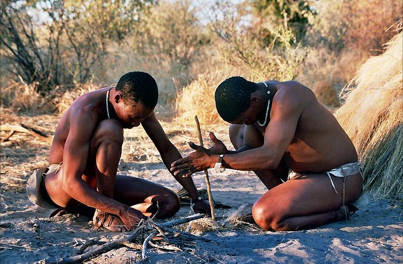 Le peuple San, aussi appelé Bushmen, compte environ 100.000 individus répartis sur les territoires du Botswana, de la Namibie et de l'Afrique du Sud. Ils&nbsp;possèdent une culture et une technologie proches de celles de leurs ancêtres africains&nbsp;vivant il y a 44.000 ans. Ces techniques seraient donc plus anciennes qu'on ne&nbsp;l'estimait.&nbsp;© Isewell, Wikipédia, cc by sa 2.5