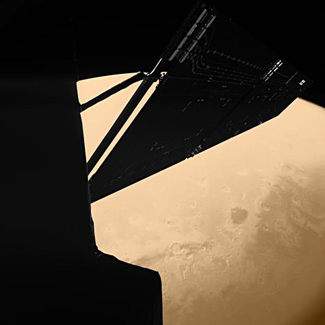 Survol avec réaction de gravitation de la planète Mars à 1000 km de la surface le 7 février 2007. Cette image a été prise par l’instrument CIVA de l’atterrisseur Philae et montre une partie de Rosetta avec un de ses panneaux solaires. Crédit ESA.