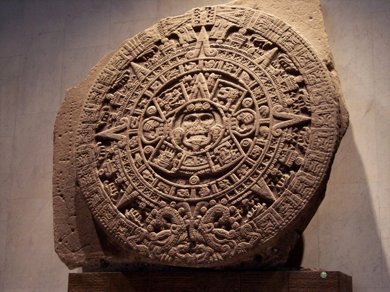 Le calendrier aztèque, lié à la mythologie aztèque, se partageait en trois parties : le tonalpohualli, calendrier divinatoire de 260 jours, le xiuhpohualli, calendrier solaire de 365 ou 365,25 jours jouant le rôle de calendrier civil et, enfin, le calendrier vénusien de 584 jours, qui venait unifier les deux autres tous les 104 ans solaires. © earixson, Flickr, CC BY-NC 2.0