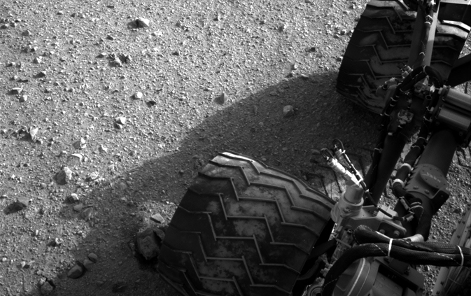 Une image des roues de Curiosity&nbsp;prise le 28 août par la caméra de navigation (Navcam), filmant en noir et blanc.&nbsp;© Nasa/JPL-Caltech 