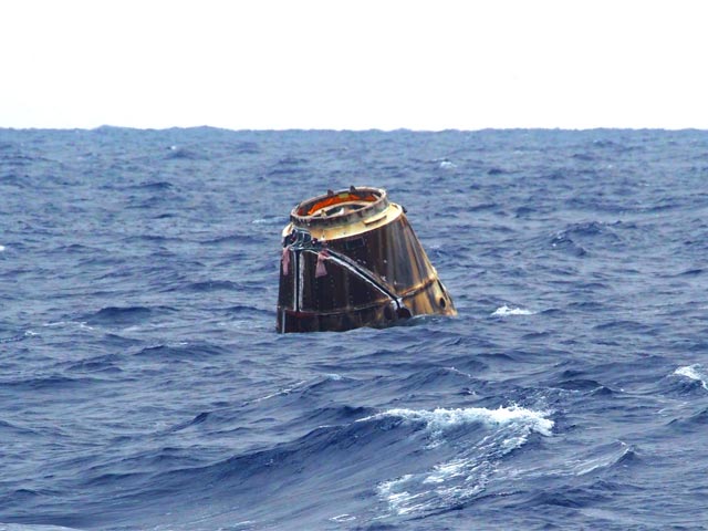 La capsule Dragon flotte sur l'océan Pacifique, ce jeudi 31 mai, peu après 15 h 42 TU.&nbsp;© SpaceX