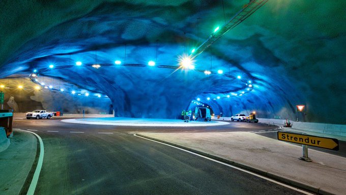 L'Eysturoyartunnilin est le premier tunnel sous-marin accueillant un rond-point.&nbsp;© ESTUNLAR.FO, Twitter