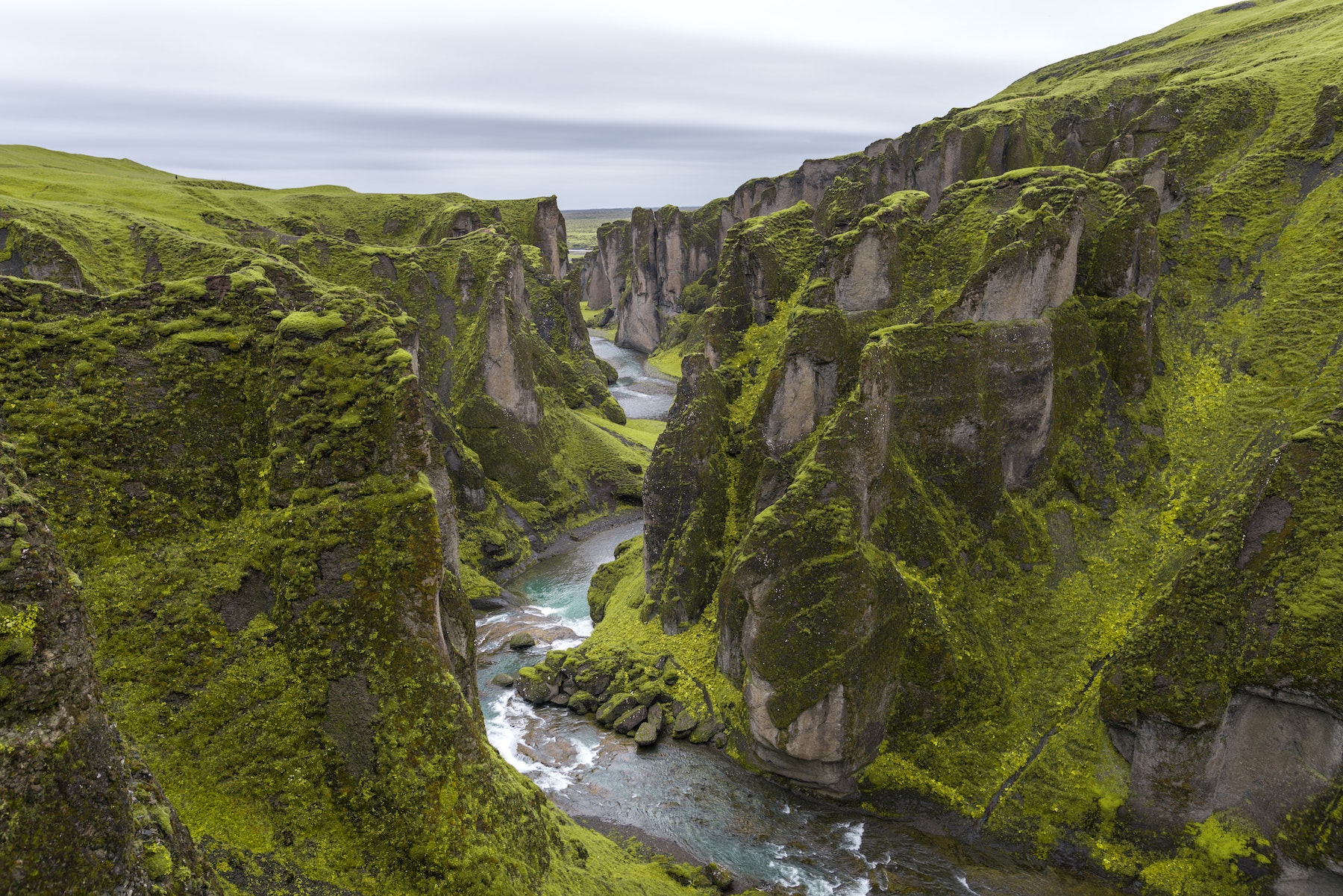 Le canyon de Fjaðrárgljúfur en Islande. © Serey Morm, Unsplash