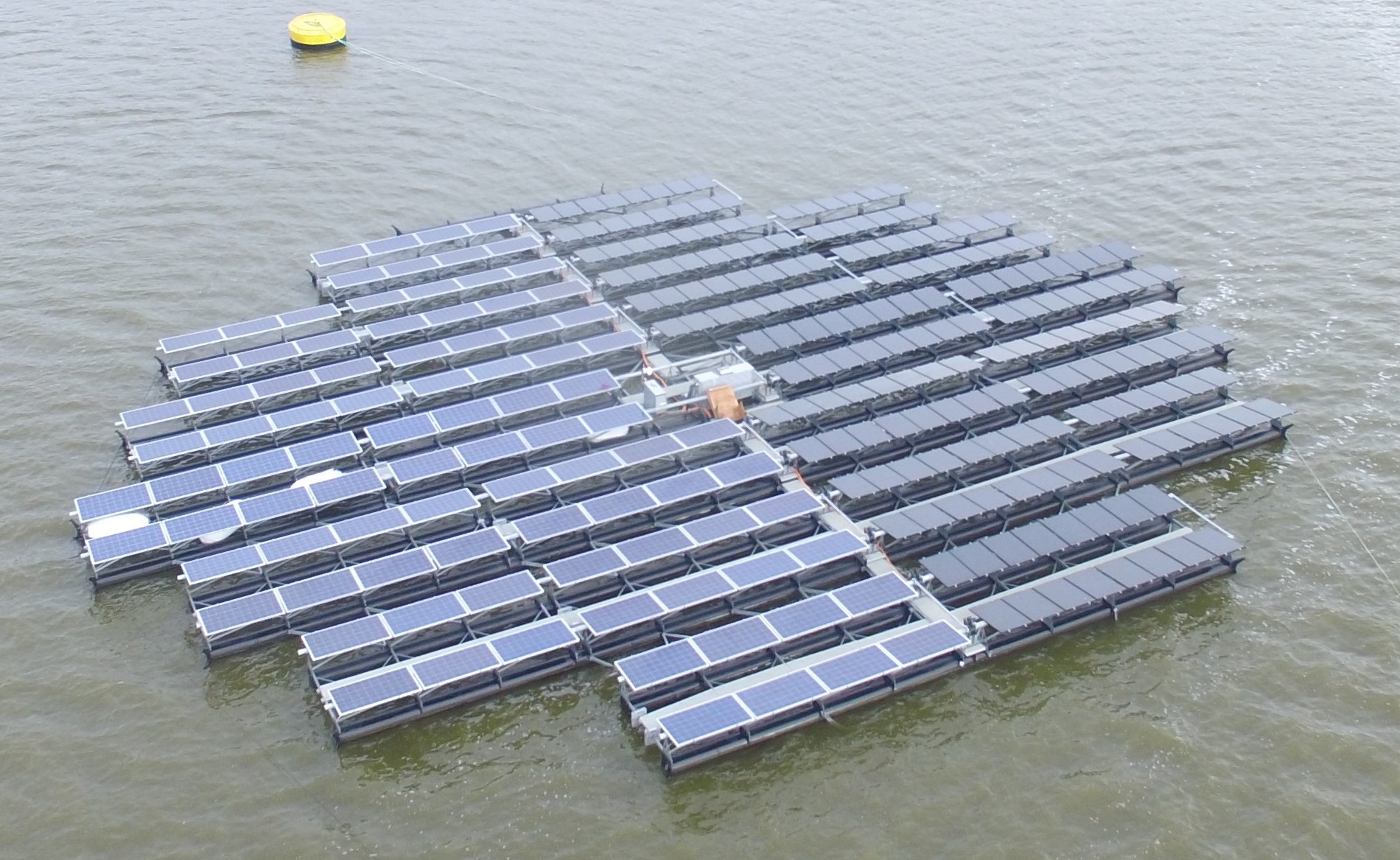 Construite sur un réservoir d’eau, la ferme solaire flottante d’Andijk, aux Pays-Bas, a une capacité de 22,8 MW. © Floating Solar