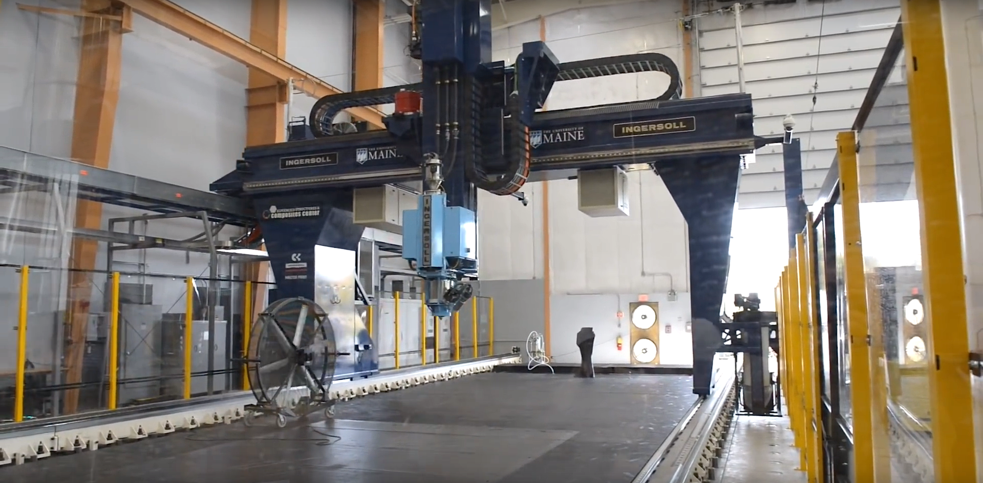 L’imprimante 3D polymère Composites Center à l’université du Maine est capable d’imprimer des objets de 30 mètres de long. © UMaine Composites Center, YouTube