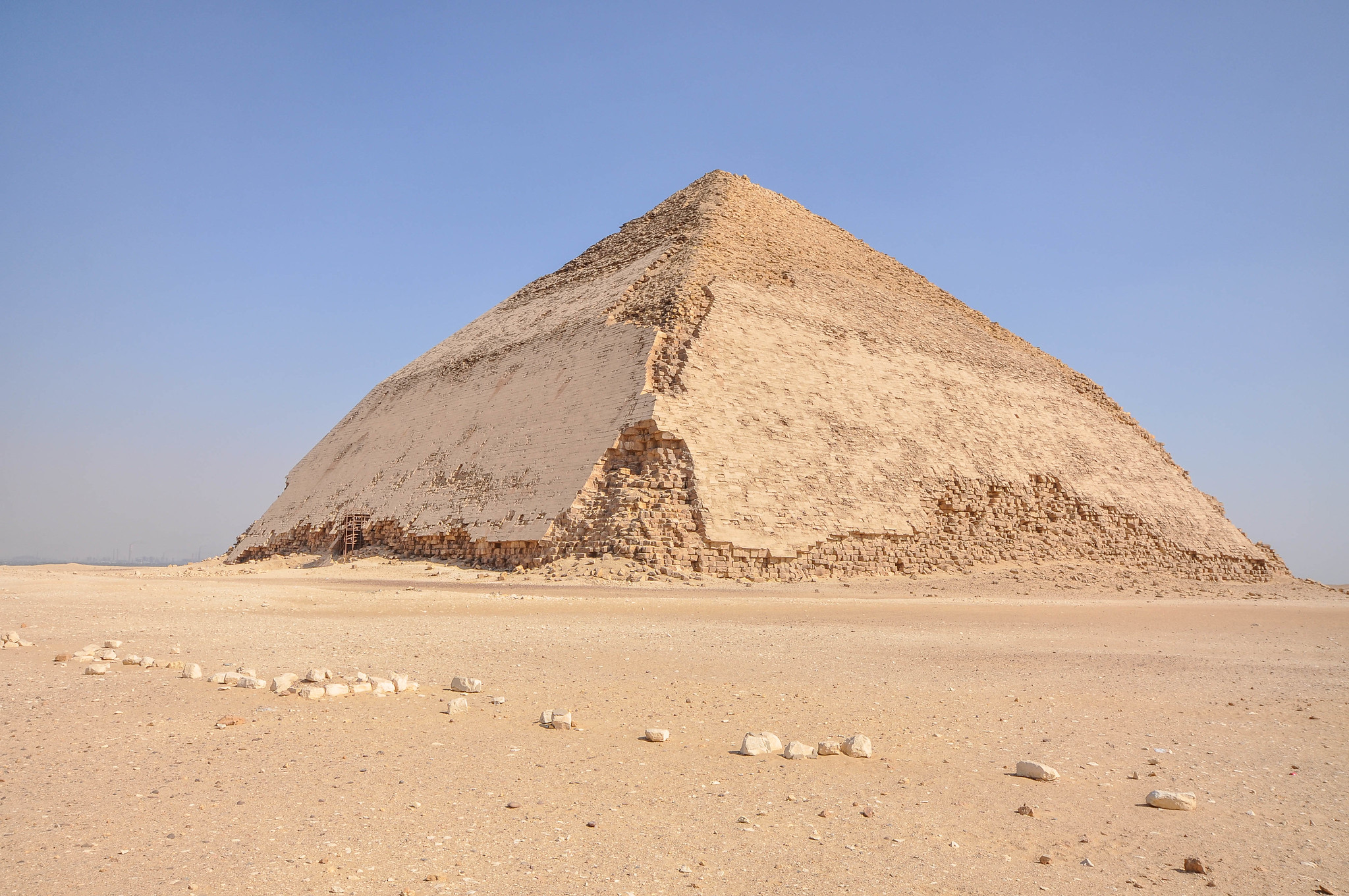 La pyramide rhomboïdale de Snéfrou est ouverte au public depuis le 13 juillet 2019. © Jorge Láscar, Flickr