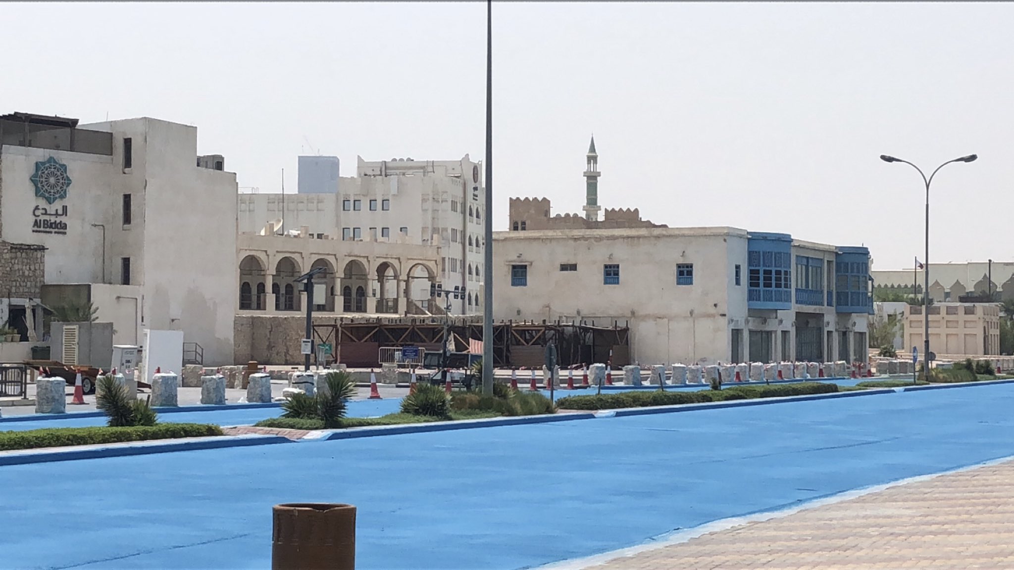 Doha a enduit certaines portions de routes d’un revêtement bleu réfléchissant afin de diminuer la température au sol. © السياحة في قطرqt2030, @qt2030, Twitter