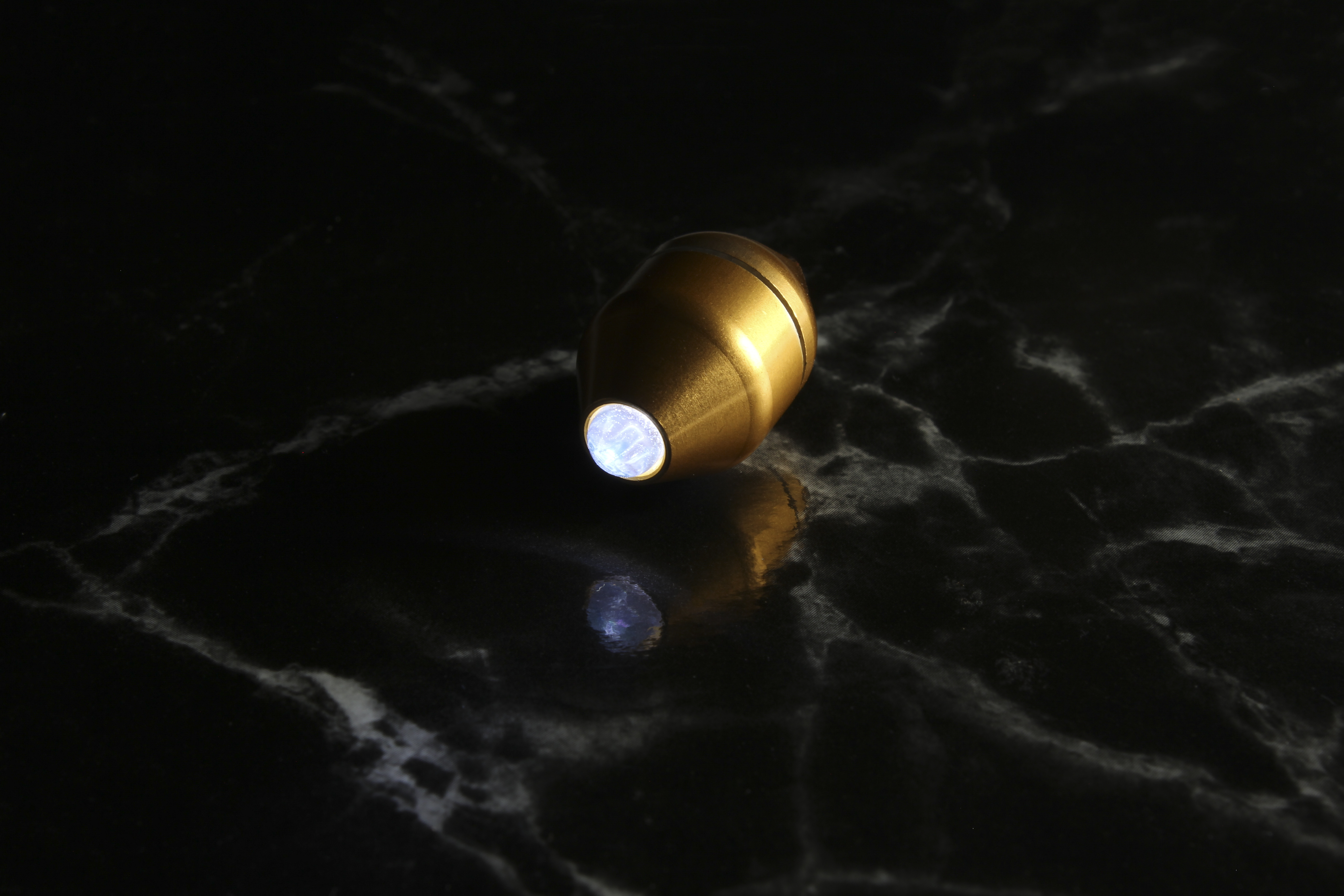 Parmi les meilleures idées de crowdfunding de janvier, cette mini lampe torche pas plus grosse qu'un ongle. © The Sub