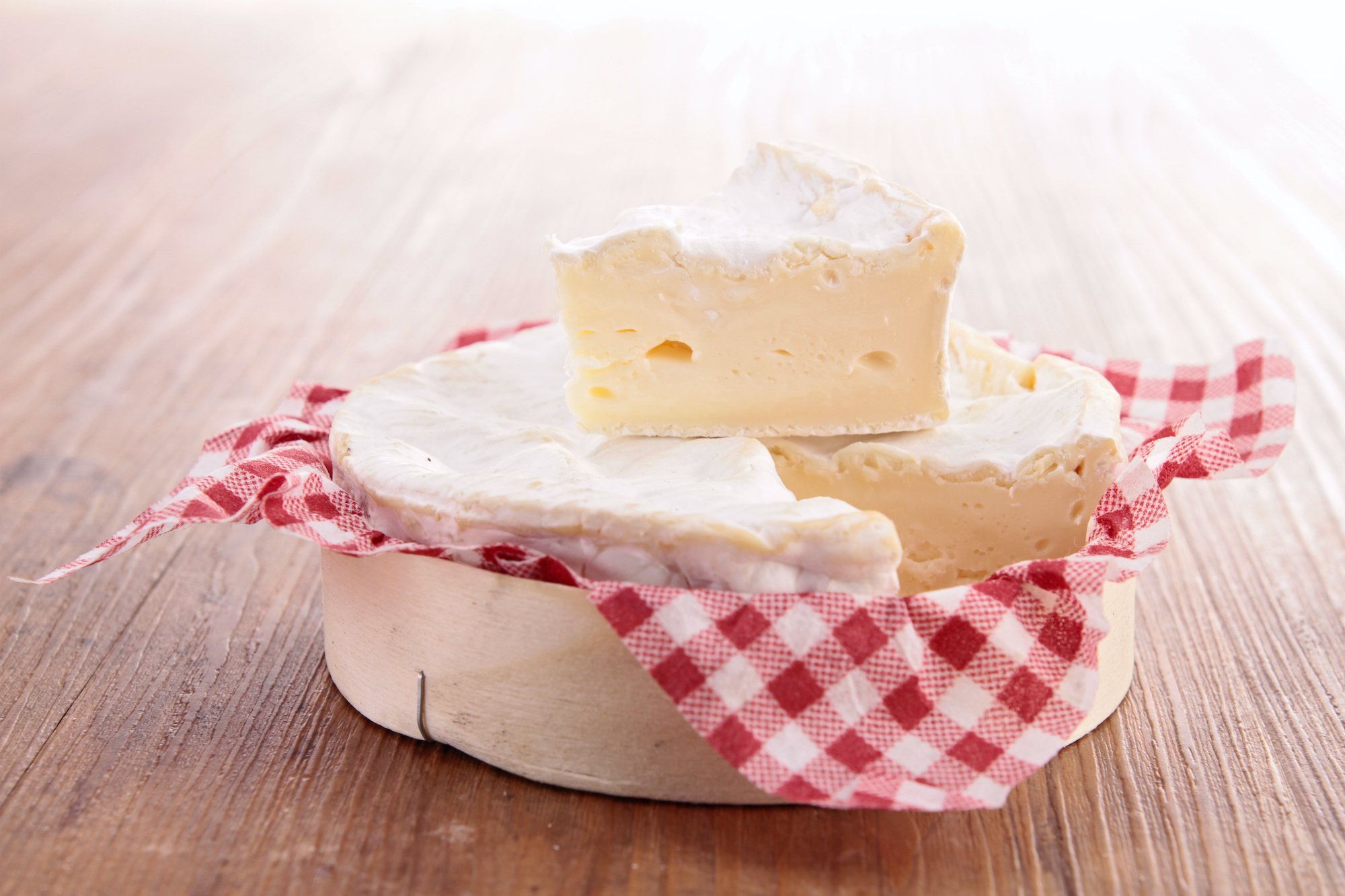 La moisissure de camembert a été spécialement adaptée à la production de fromage. © M.studio, Adobe Stock