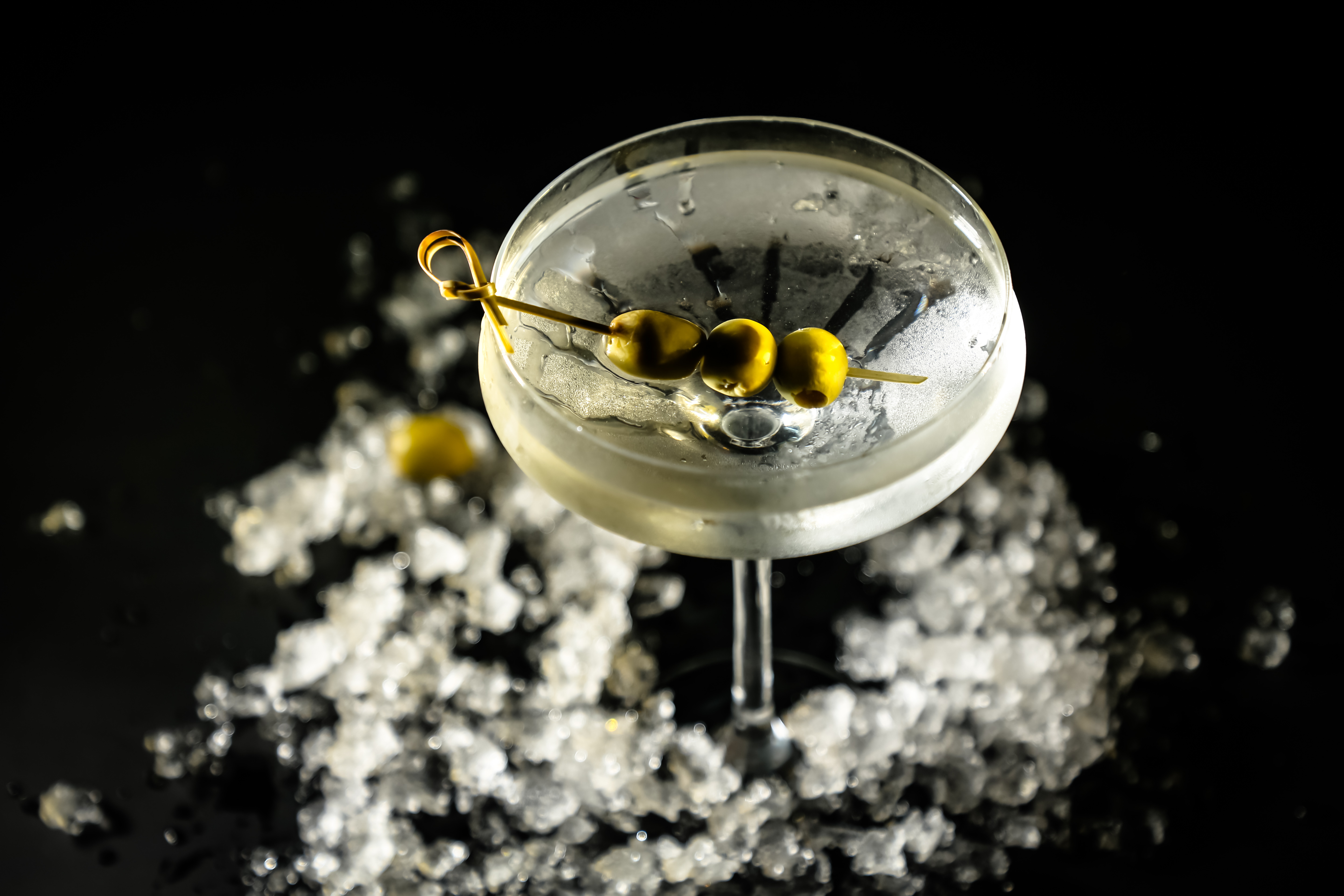 Dans Casino Royale, James Bond boit un cocktail empoisonné à la digitaline. © milanchikov, Adobe Stock