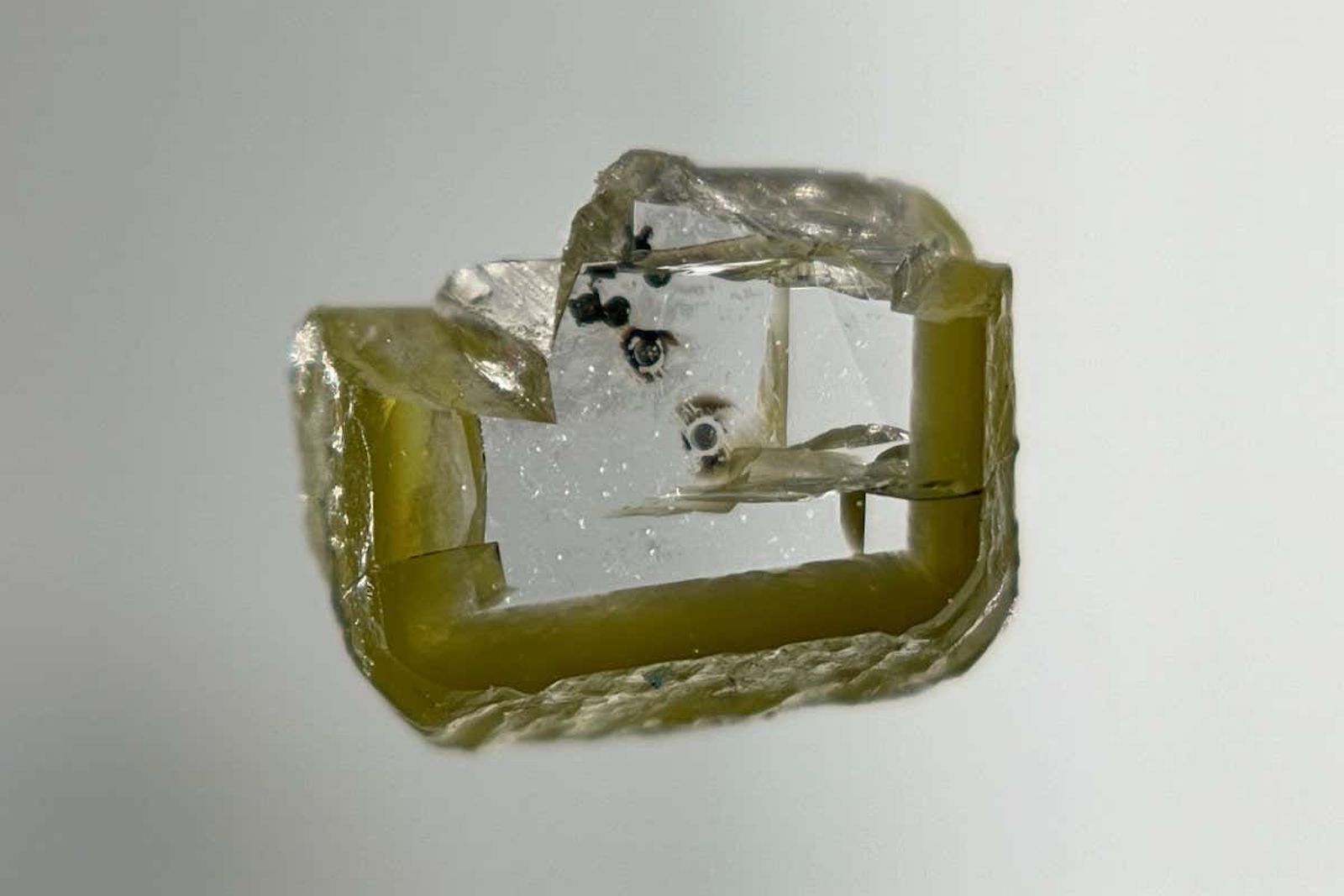 Le diamant contenant les inclusions de davemaoite. © Aaron Celestian, Musée d'histoire naturelle de Los Angeles