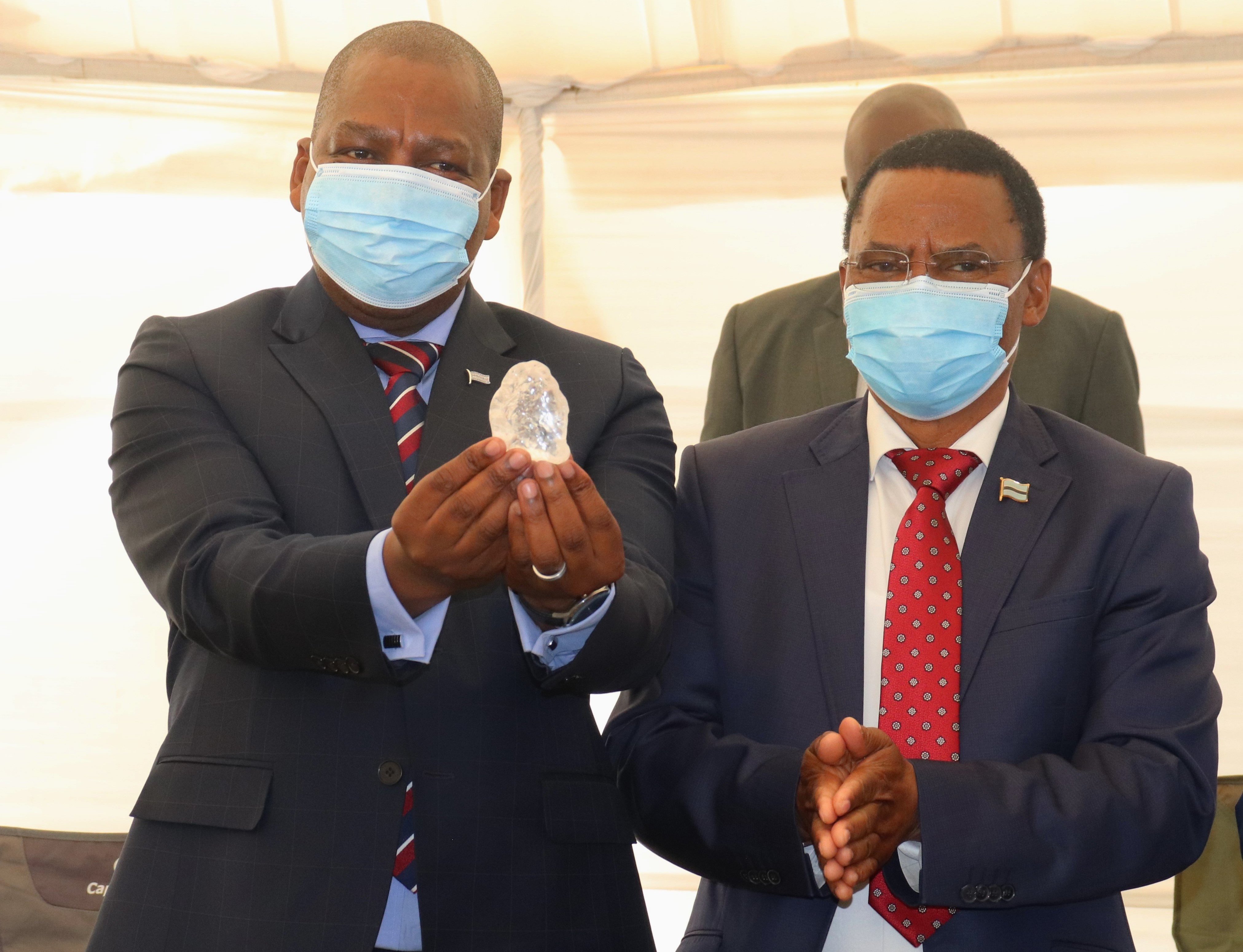 Le diamant de 1.098 carats a été présenté par le président du Botswana Mokgweetsi Masisi. © Botswana Government,&nbsp;Twitter