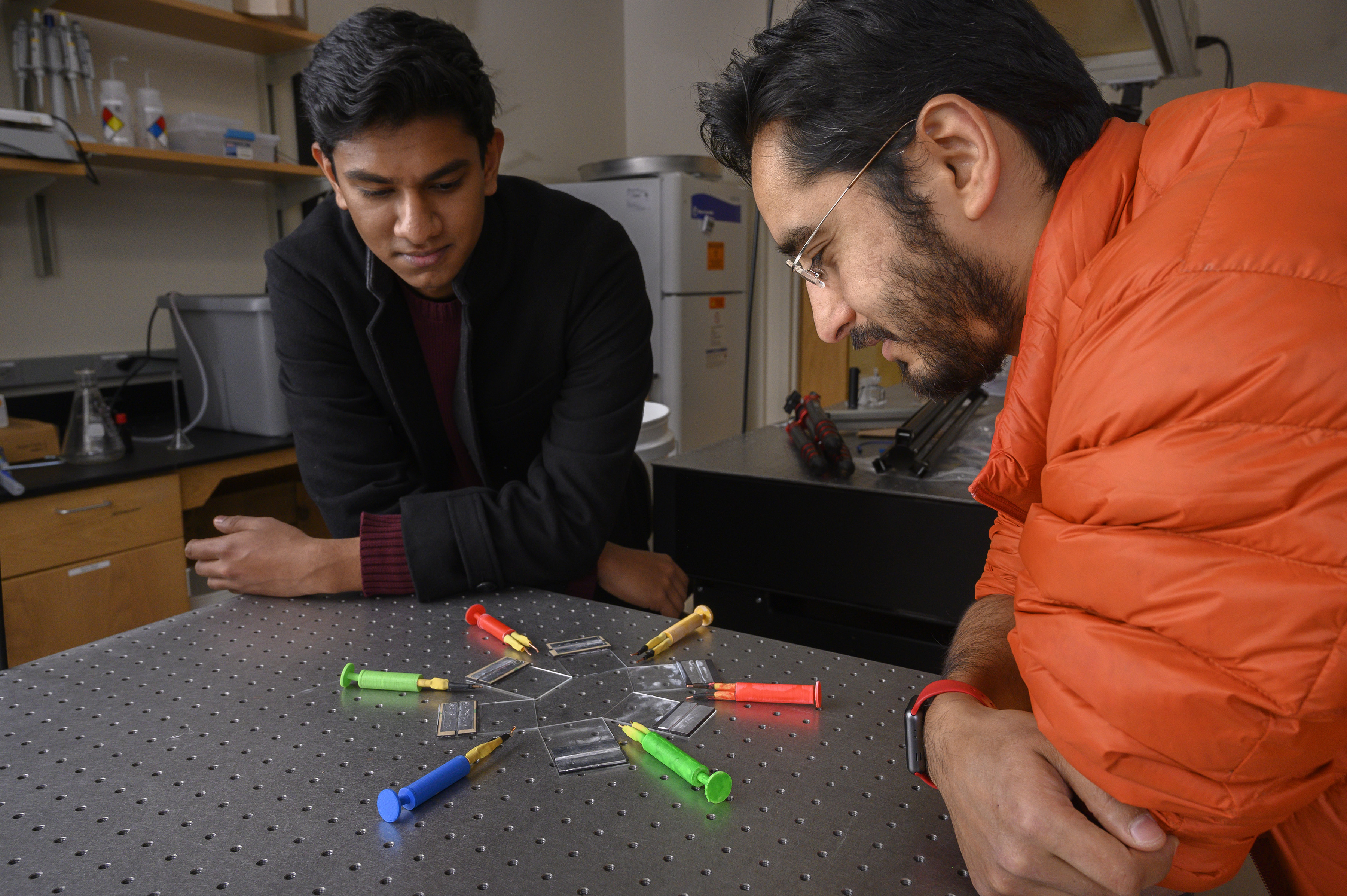 Saad Bhamla et son étudiant Gaurav Byagathvalli ont mis au point un électroporateur à bas coût pour l’édition génétique. © Christopher Moore, Georgia Tech