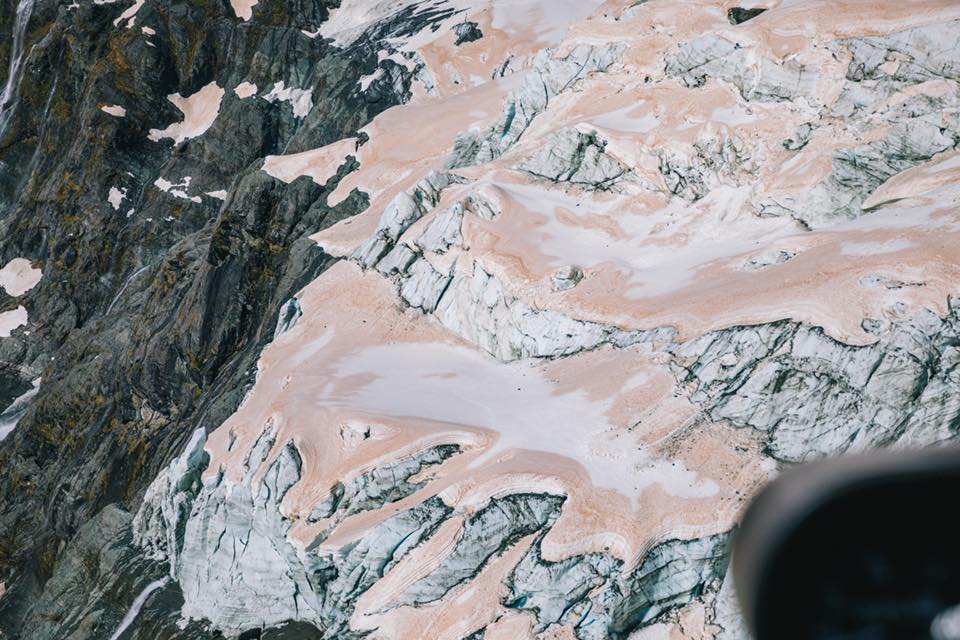 La fumée des incendies australiens colore en rose les glaciers du parc national du Mont Aspiring en Nouvelle-Zélande. © Liz Carlson, Facebook