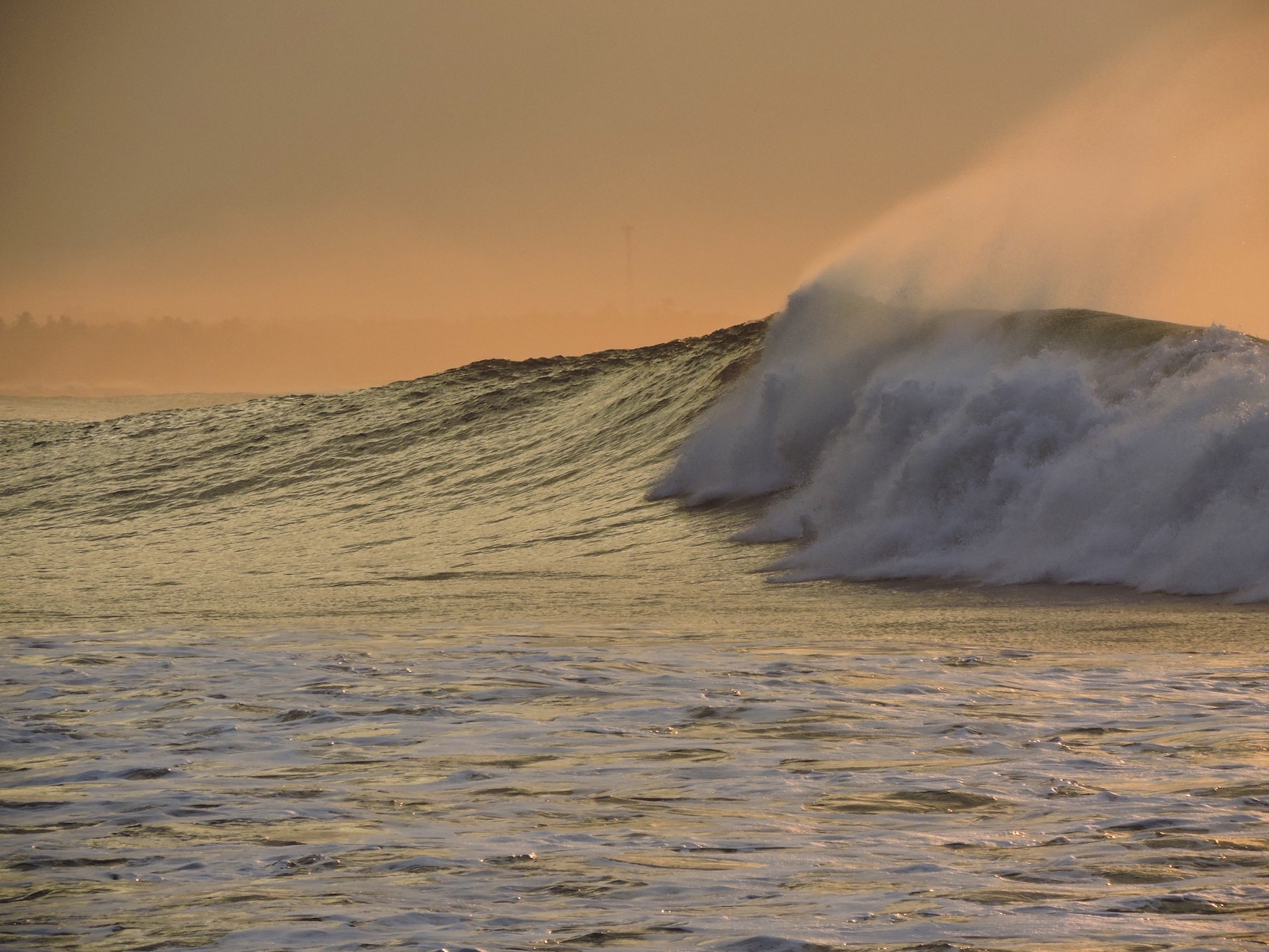 À l’approche des côtes, les vagues du météotsunami s’amplifient par un phénomène de résonance. © Oscar Ävalos, Unsplash
