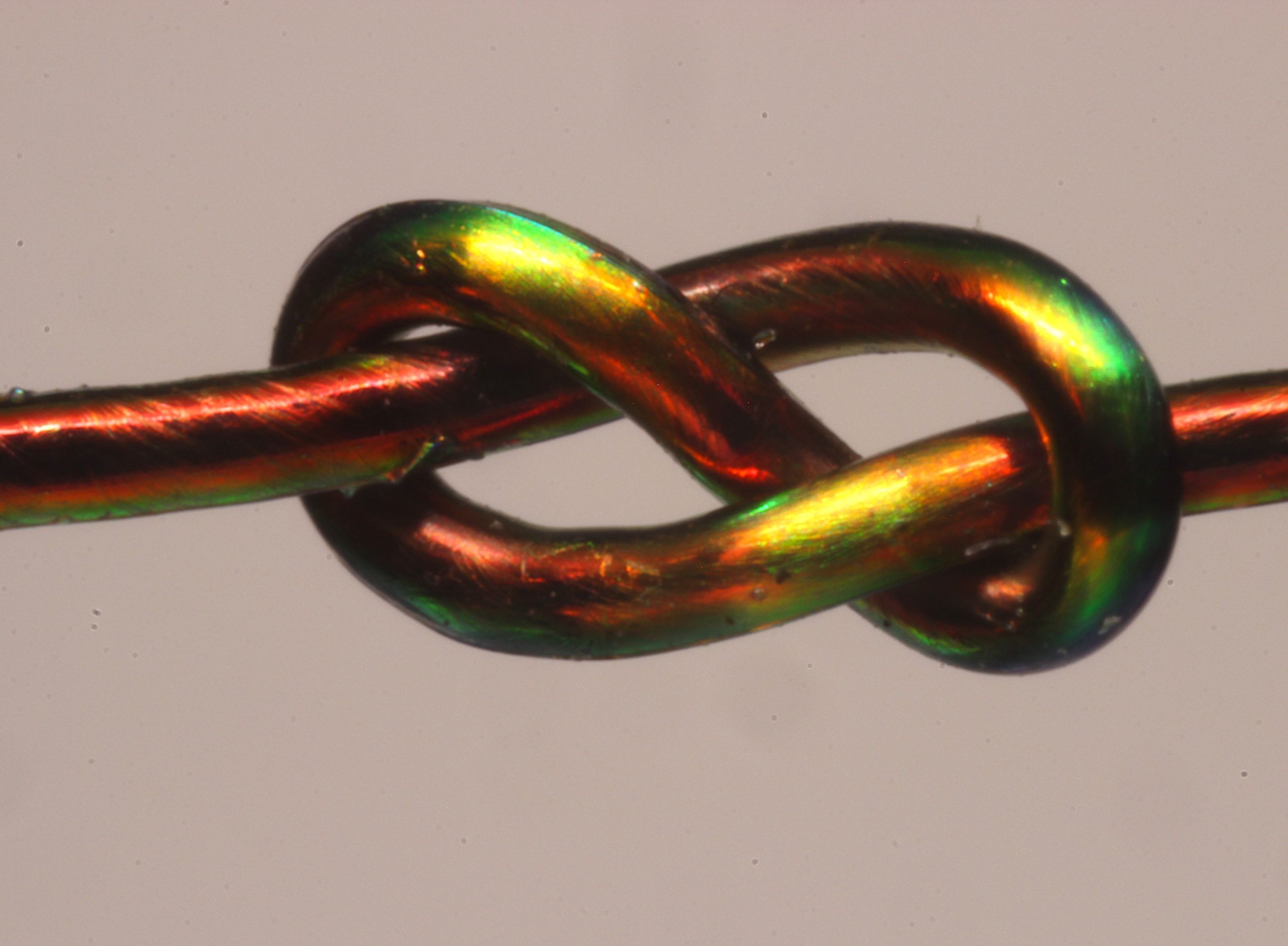 Cette fibre spéciale change de couleur selon les contraintes qui lui sont appliquées. © MIT
