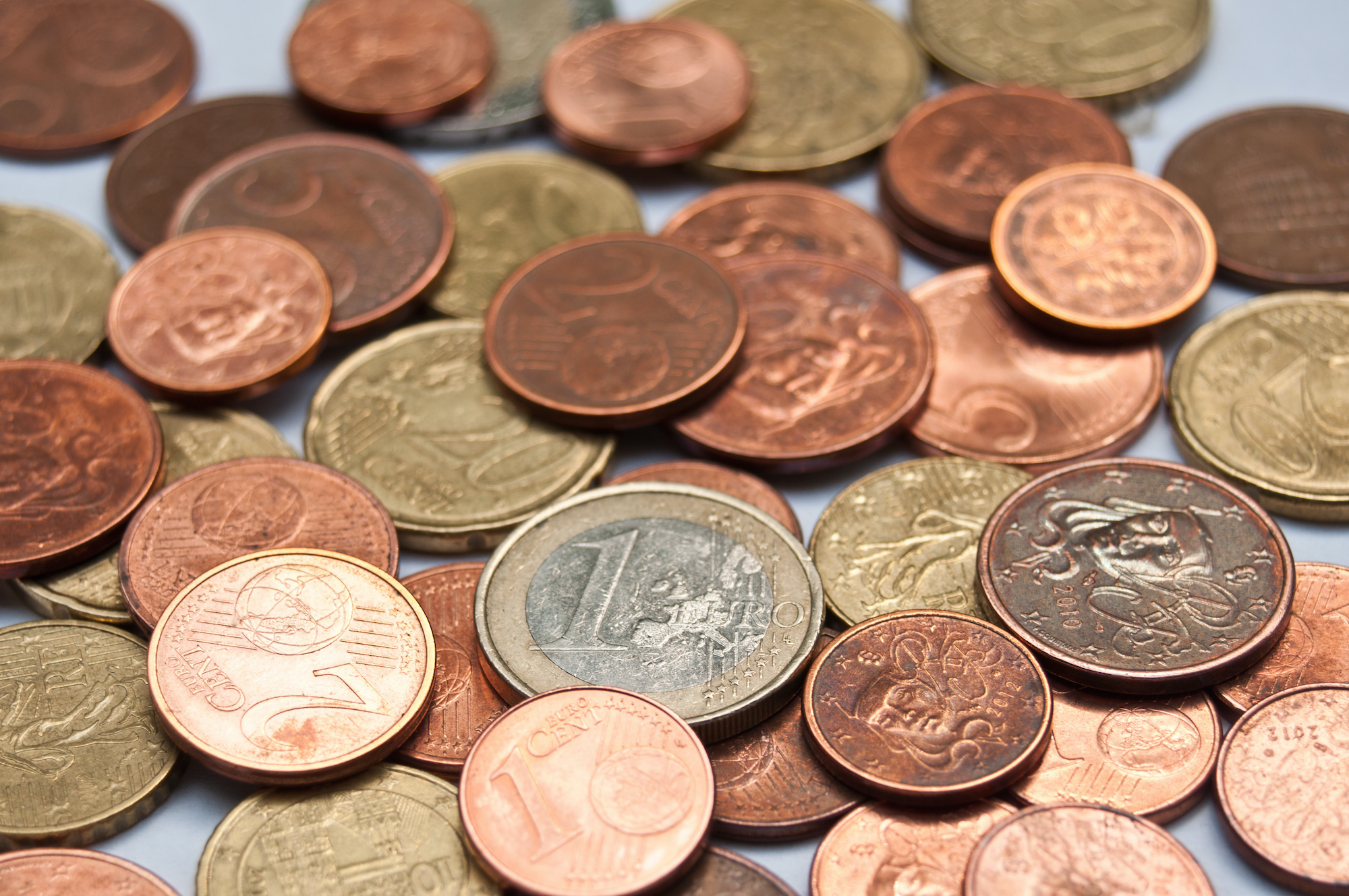 Les pièces de monnaie en euro, qui contiennent du cuivre, sont bien moins contaminées que les billets en fibre de coton. © pixarno, Adobe Stock