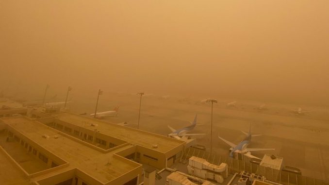 Des vents violents chargés de sable ont balayé l’archipel des Canaries le weekend dernier, entraînant la fermeture des aéroports. © ireportnews, Twitter