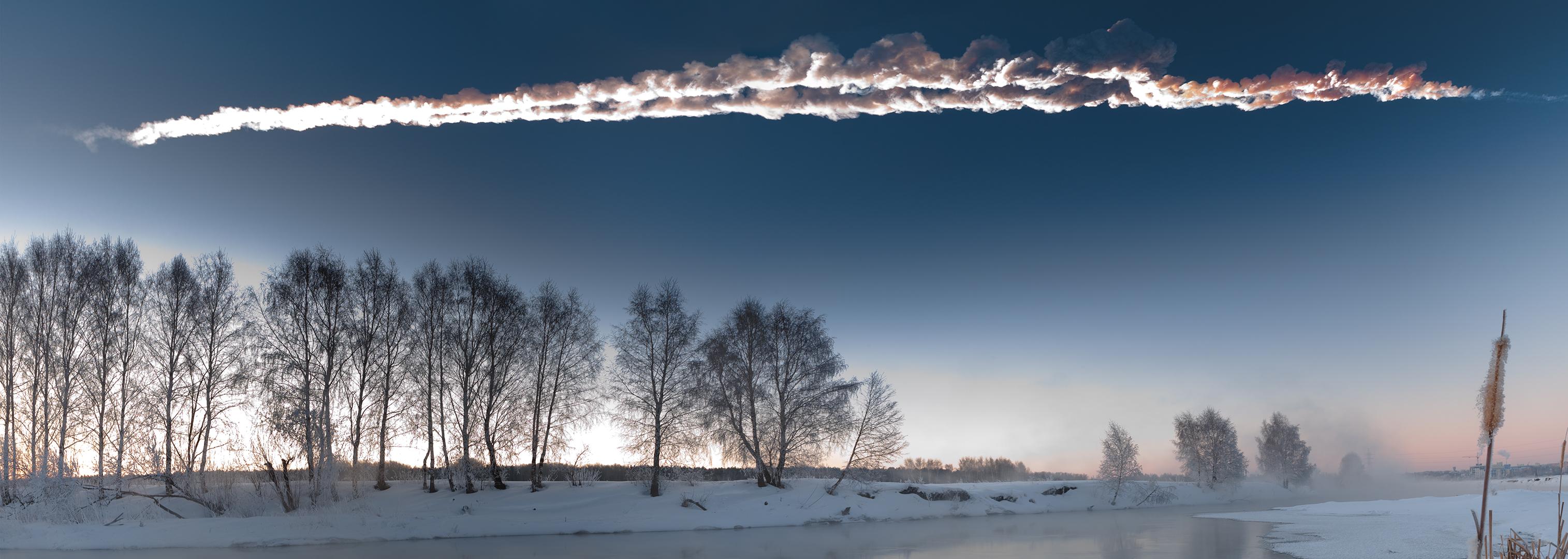 La double traînée de la météorite de Tcheliabinsk a été photographiée alors qu'elle fendait le ciel de l'Oural, le matin du 15 février 2013. © M. Ahmetvaleev