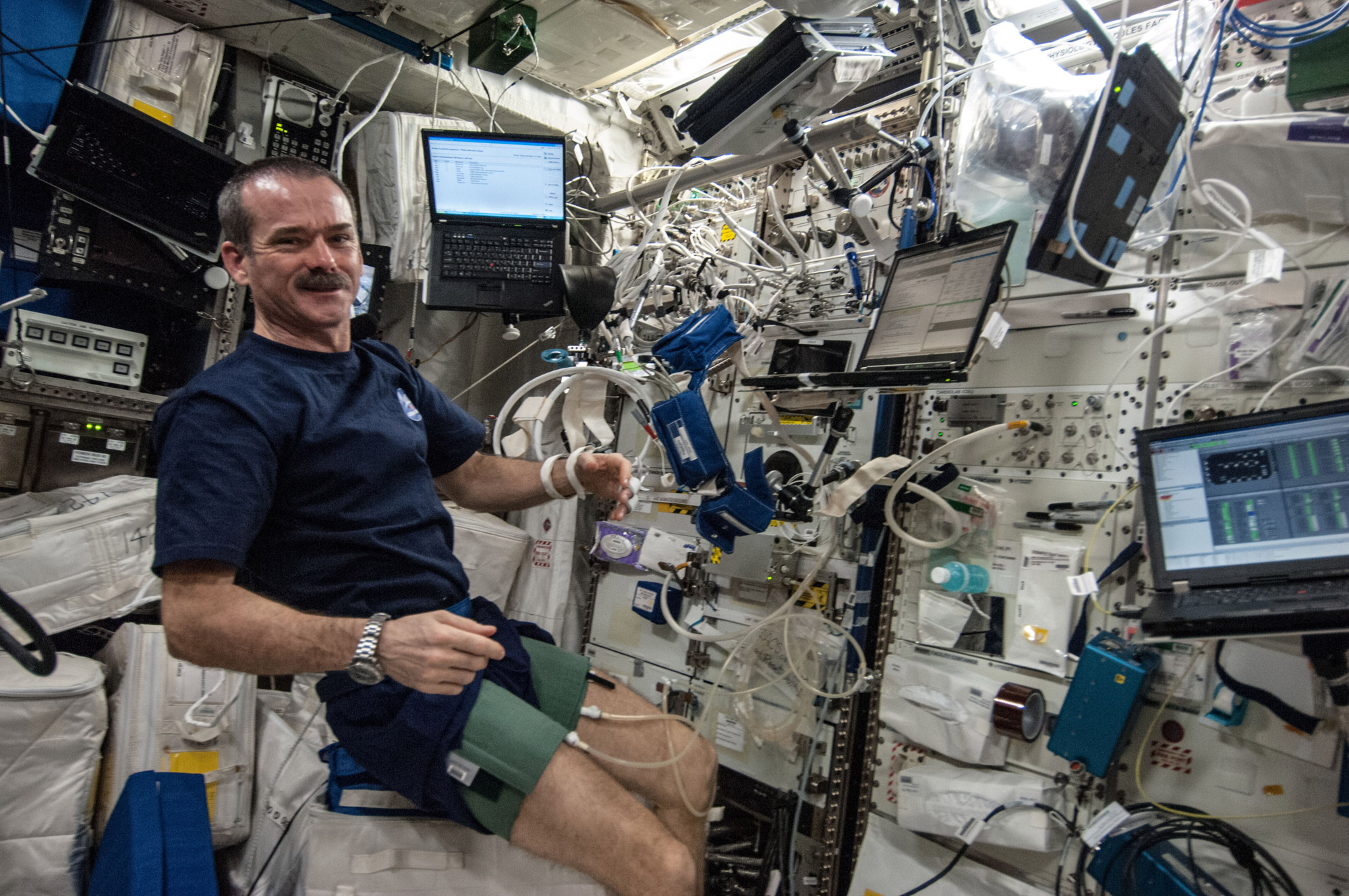 À bord de la Station spatiale internationale, Chris Hadfield&nbsp;mesure et&nbsp;surveille&nbsp;la régulation de sa pression artérielle. © Nasa