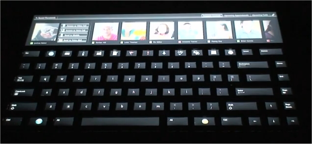 Un clavier muni d'un écran tactile. L'idée est simple et déjà connue. Se généralisera-t-elle un jour ? (Extrait de la vidéo diffusée sr YouTube)