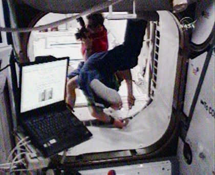 L’astronaute français de l’Esa, ingénieur de vol, Léopold Eyharts photographie l’intérieur du module Columbus, tandis que son collègue allemand Hans Schlegel se trouve à l’avant-plan. Capture Nasa-TV