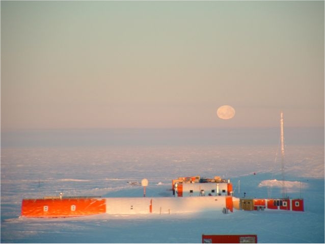 La base Concordia sous la Lune. © Programme de recherche en Antarctique/Institut polaire Paul-Emile Victor