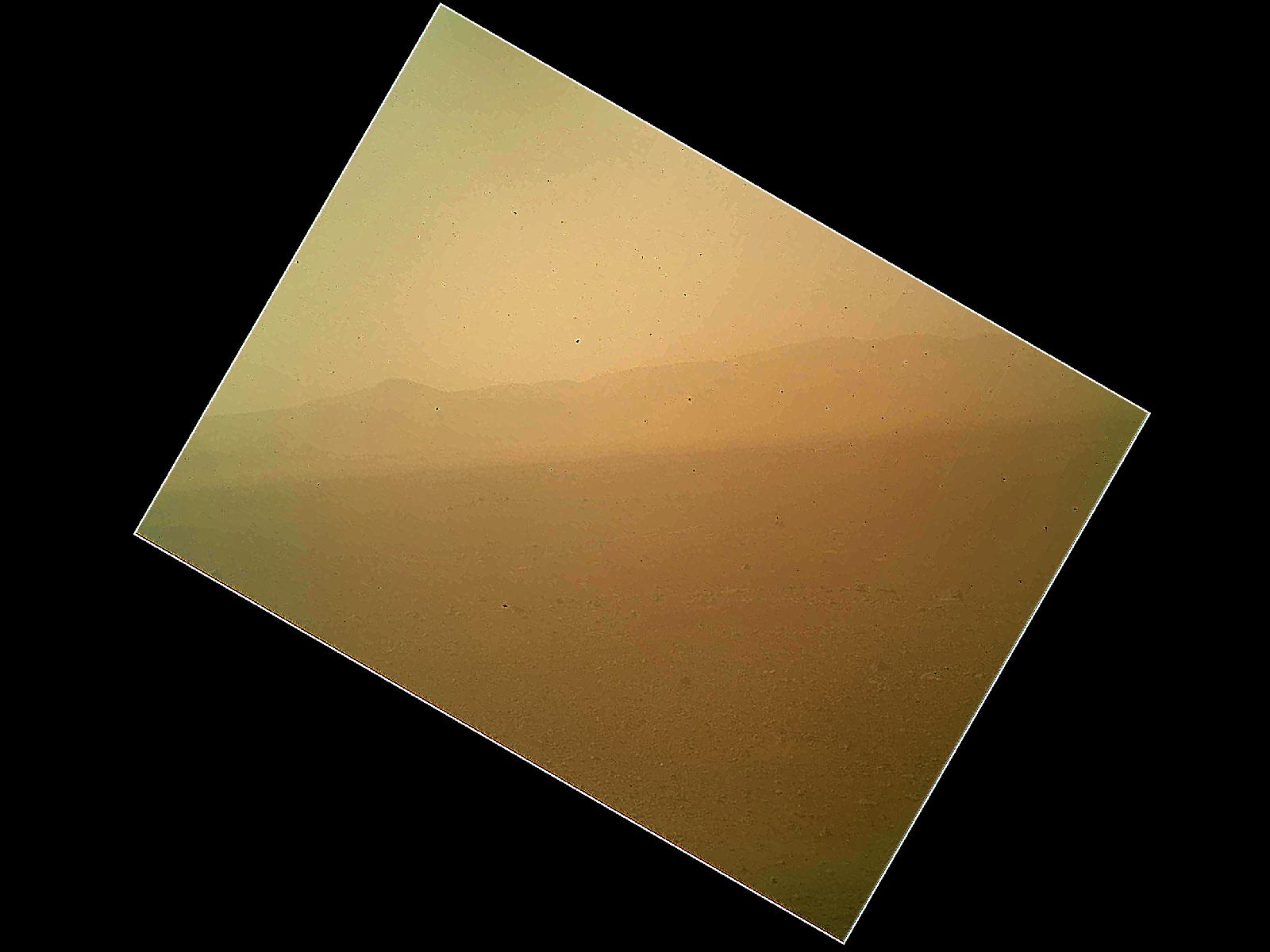 La photo ratée... Prise quelques heures après l'atterrissage&nbsp;par la caméra Mahli (Mars Hand Lens Imager), elle montre les parois, lointaines, du cratère Gale. Cet instrument est porté par le bras articulé, toujours en position&nbsp;repliée.&nbsp;Le flou de l'image vient de la poussière. Non, Curiosity ne s'est pas posé&nbsp;au milieu d'une tempête de sable. Cette poussière&nbsp;est&nbsp;celle qui s'est déposée&nbsp;sur le cache de l'objectif, toujours en place. Ce n'est pas un oubli, bien sûr.&nbsp;Transparent, il protège la caméra et permet, même fermé, ce genre de prise de vue. Quand Curiosity commencera à travailler et qu'il dépliera son bras, portant plusieurs instruments, ce cache sera retiré.&nbsp;©&nbsp;Nasa,&nbsp;JPL-Caltech,&nbsp;Malin Space Science Systems