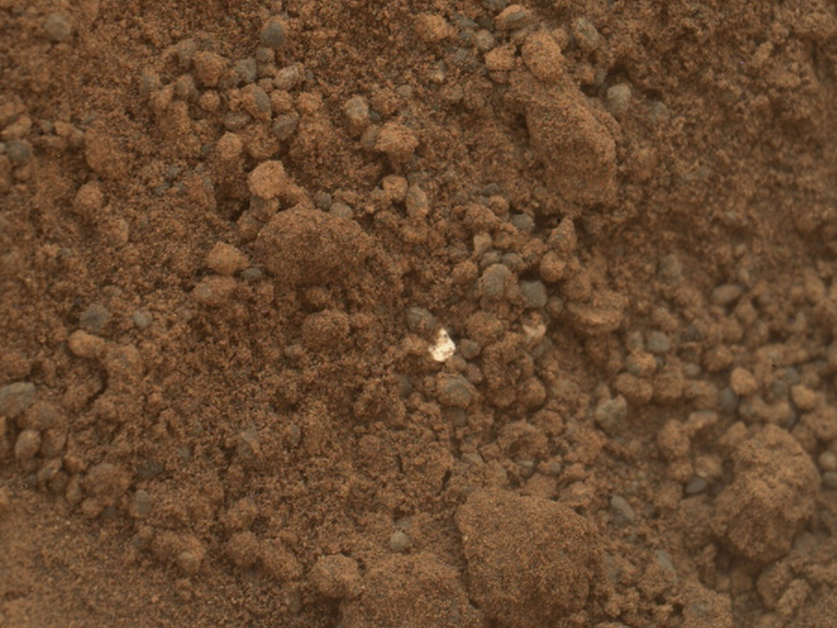 L'image prise par Mahli (Mars Hand Lens Imager), un appareil photo fixé au bout du bras de Curiosity, aux côtés d'autres instruments, et chargé des prises de vue rapprochées. L'image date du 15 octobre et montre la trace, sur environ 4 cm,&nbsp;laissée par le coup de pelle effectué une semaine plus tôt pour un prélèvement.&nbsp;©&nbsp;Nasa/JPL-Caltech/MSSS