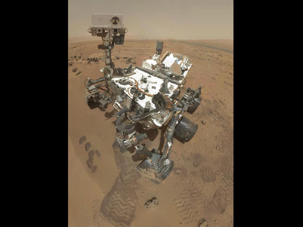 Un autoportrait du rover Curiosity, réalisé avec une série d'images (d'où l'absence du bras robotisé portant l'appareil photo). Arrivé sur Mars en août 2012, il est prévu pour y travailler jusqu'à l'été 2014 (soit une année martienne). Il pourra peut-être allonger sa mission comme l'ont fait Spirit et Opportunity, qui ne devaient fonctionner que 3 mois et qui ont vaillamment poursuivi leur labeur, Spirit ne déclarant forfait qu'en mars 2010, alors qu'Opportunity répond toujours présent. © Nasa, JPL-Caltech, Malin Space Science Systems