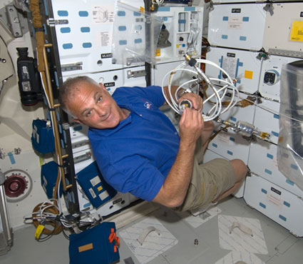 Dave Wolf, spécialiste de mission, au travail dans le pont intermédiaire de la navette Endeavour, durant le jour 1 de la mission STS-127. © Nasa