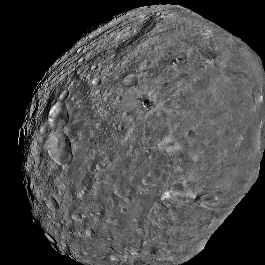 Vesta, un des deux astéroïdes de la mission Dawn de la Nasa est ici vu par la sonde depuis une distance de 5.200 kilomètres avec des détails d'une quinzaine de kilomètres. © Nasa/JPL-Caltech/UCLA/MPS/DLR/IDA