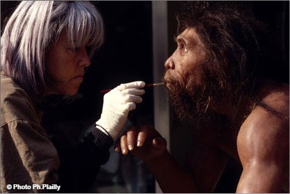 Un homme de Néandertal prend forme sous les doigts et les outils d’Elizabeth Daynès, Homo sapiens sculpteur, spécialiste des reconstitutions de ses ancêtres. © Ph. Plailly