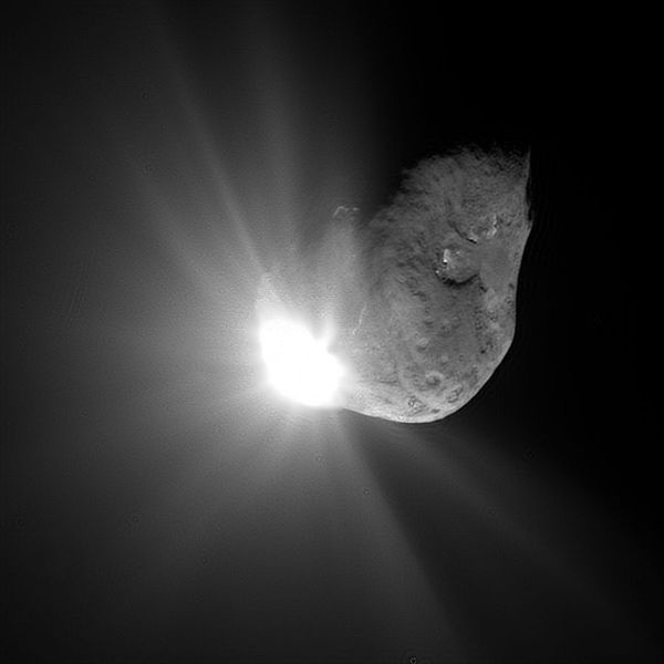 La sonde Deep Impact a percuté avec succès la comète 9P/Tempel 1, occasionnant un cratère d'une trentaine de mètres. Cette image a été prise 67 secondes après l'impact. © Nasa, DP