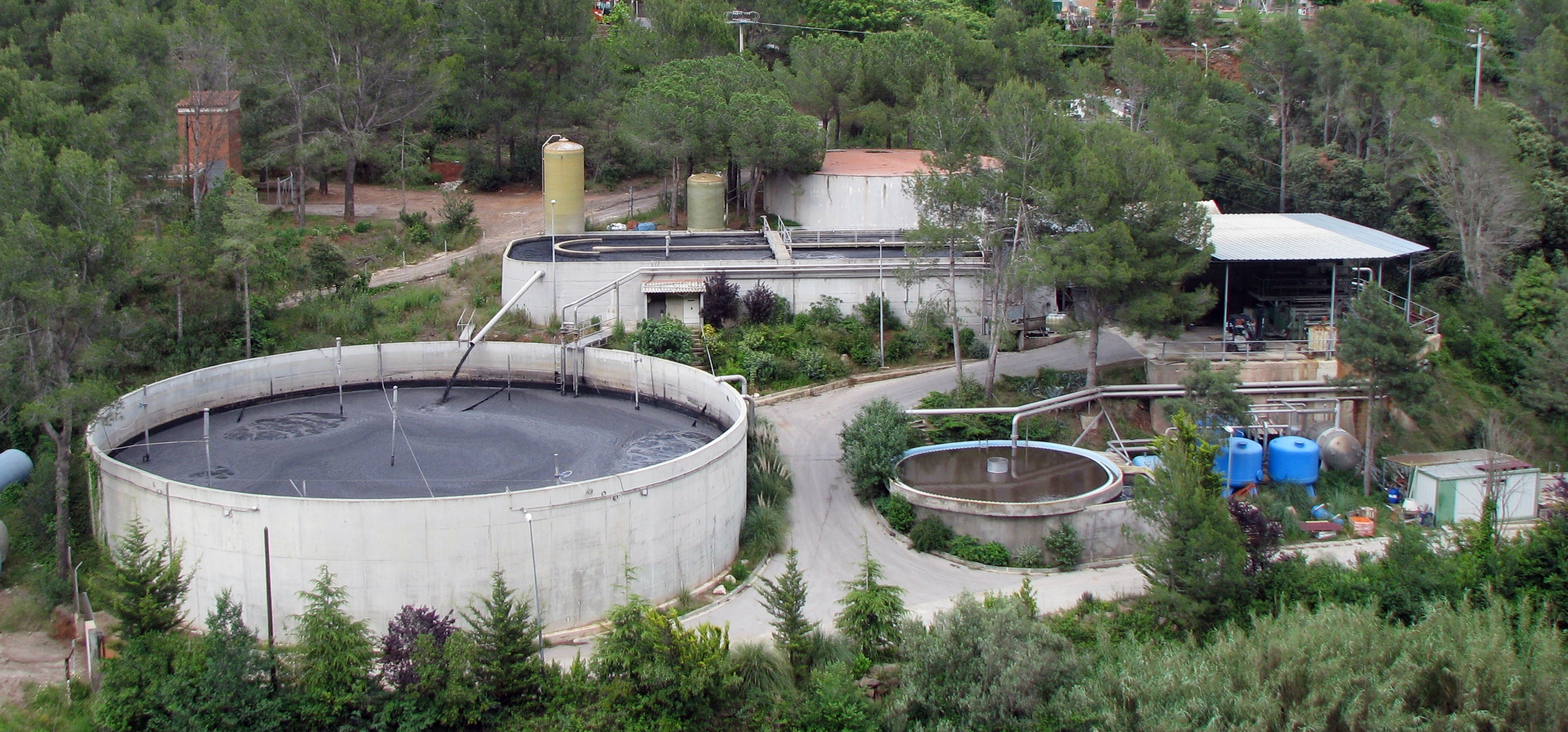 Avant d'être rejetées, les eaux usées sont traitées dans des cuves (à l’image, à Castellar del Vallès, en Espagne). © Xavigivax, cc by sa 3.0