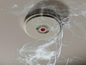 Les détecteurs de fumée devront équiper tous les foyers d’ici 5 ans. L’objectif est de sensibiliser aux risques domestiques et de réduire le nombre d’incendies. © Paul Fleet