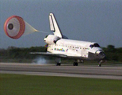 Discovery atterrit sur la piste du Centre spatial Kennedy le 20 avril 2010