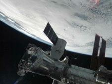 La capsule Dragon est amarrée sur le module Harmony. Elle contient du fret et en rapportera sur Terre car elle se pose en douceur, sous parachutes, dans l'océan Pacifique.&nbsp;© Nasa TV