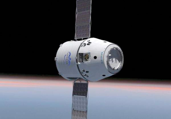 Avec deux tirs réussis au compteur, en juin et décembre 2010, le lanceur Falcon 9 est prêt à lancer la capsule Dragon à destination de l'ISS. Dix ans après la création de SpaceX, la société fondée par Elon Musk est-elle en passe de gagner son pari d’être la première société privée à mettre au un système de transport spatial ? © SpaceX