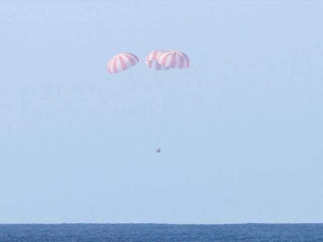 Retour sur Terre de la capsule Dragon après son vol historique du 8 décembre 2010 qui marque un tournant significatif dans la stratégie américaine de l'accès à l'espace. © SpaceX